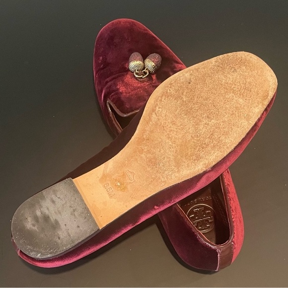 Tory Burch Burgundy Velvet Acorn Charm
"Smoking Slippers" Loafers sz. 6.5 - Picture 2 of 5